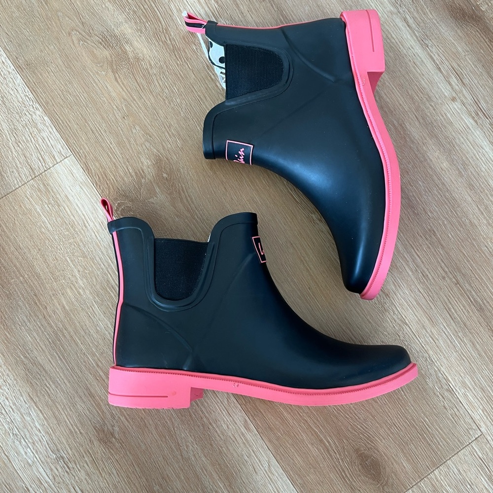 L-RAIN adorable brand new rain boots! Size 10.